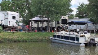 Boat pulling right up to RV campsite at Lake Conroe RV Campground
