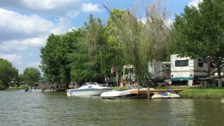 Boats docking at a campsite in Lake Conroe RV Campground