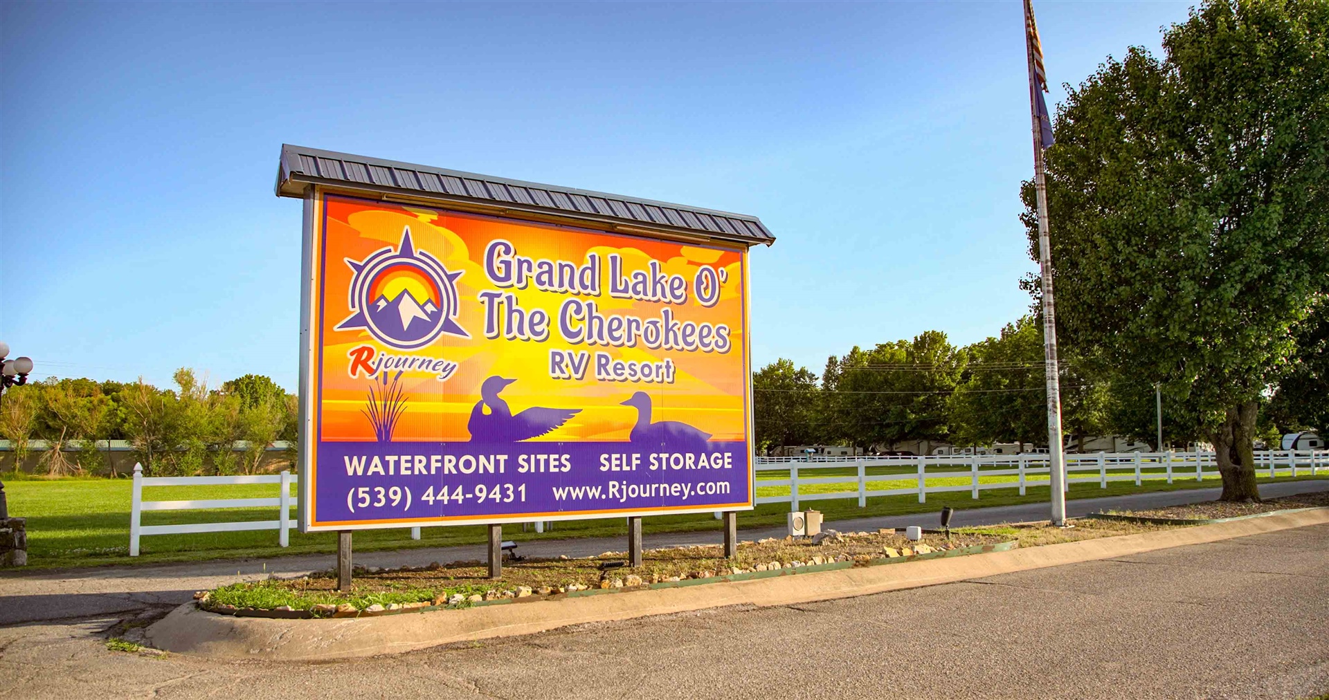 Full-hookup RV sites and waterfront access at Grand Lake O' the Cherokees RV Resort in Grove, Oklahoma