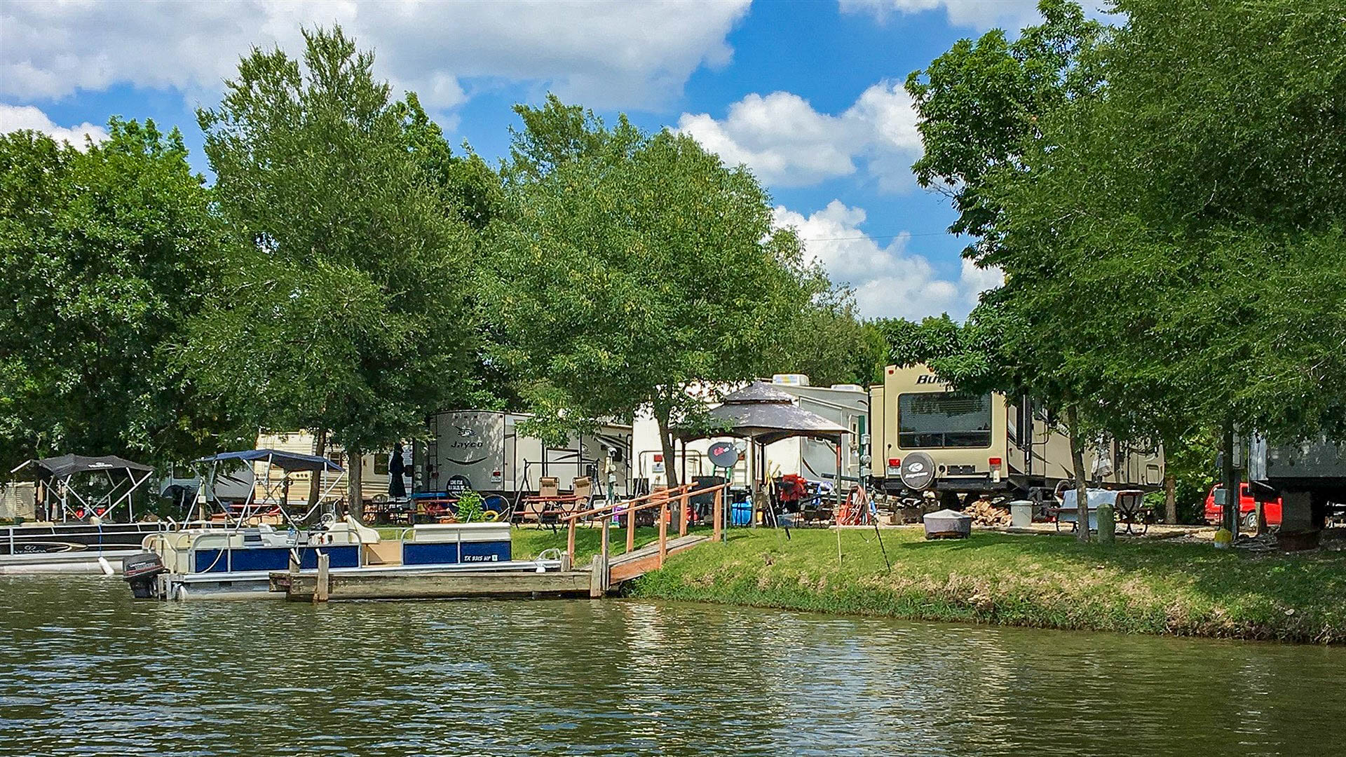 Full hookup RV sites along the Lake Conroe shoreline at dog-friendly Lake Conroe RV Campground in Willis, Texas