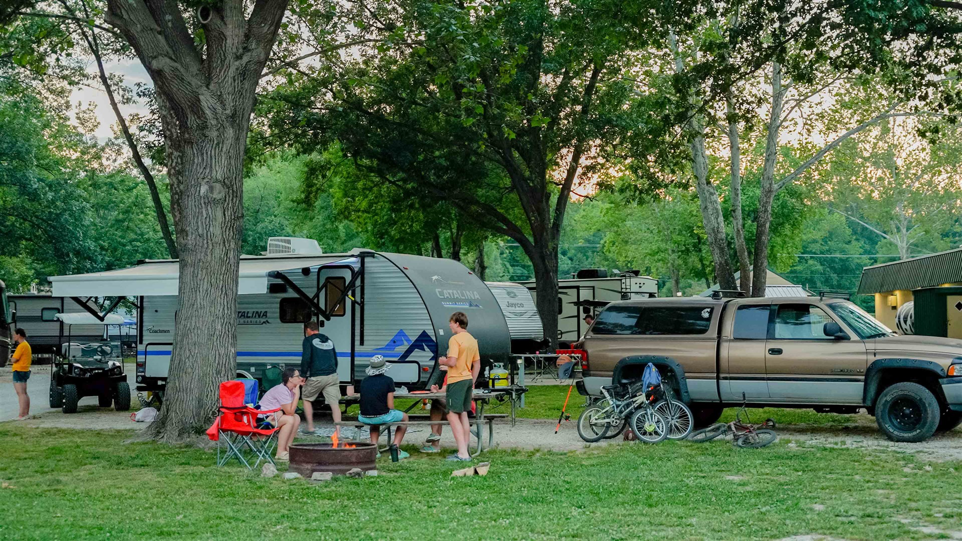 RV sites at Pin Oak RV Resort in Villa Ridge, MO