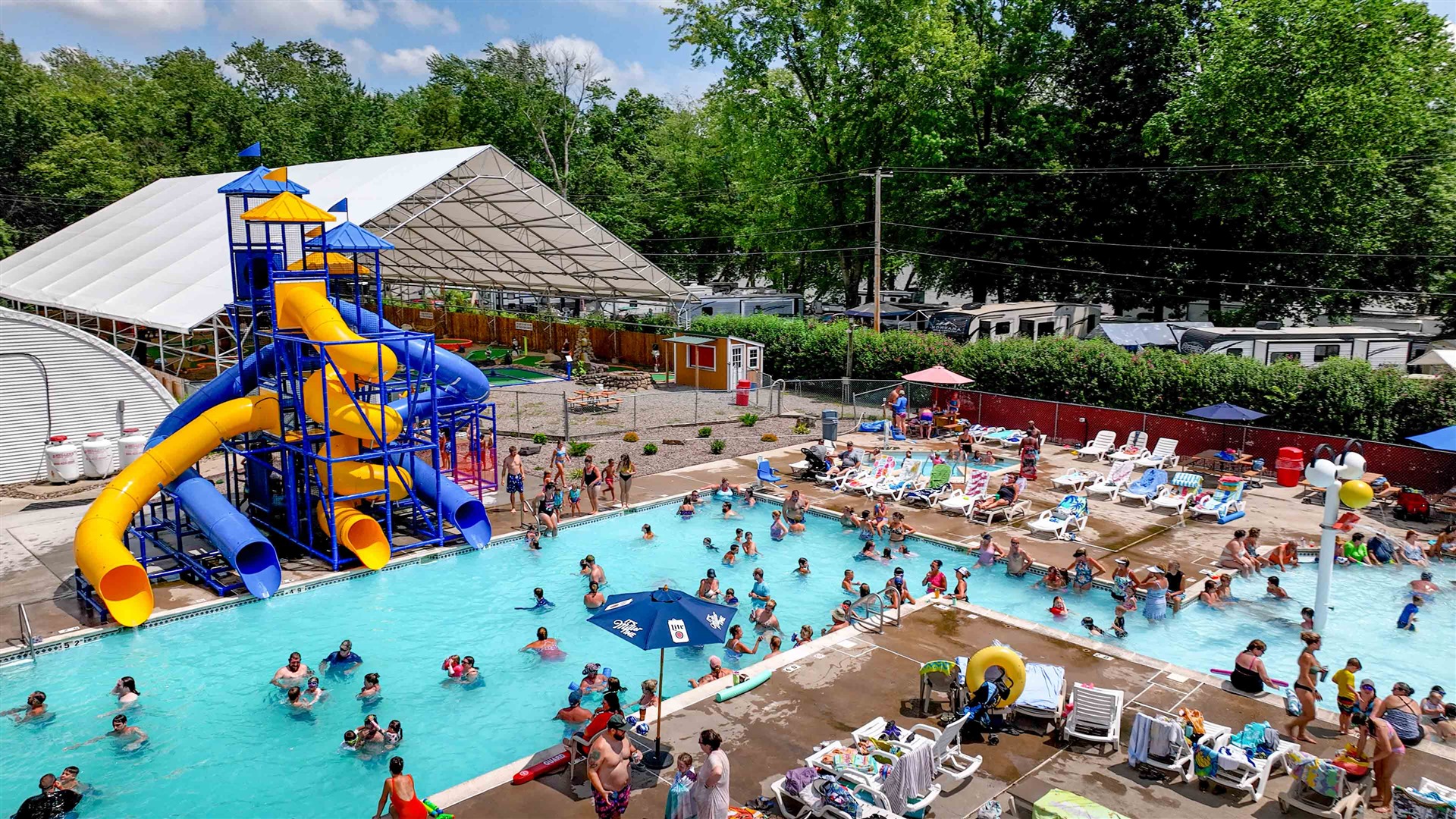 Full hookup pull-through RV sites at Splash Magic Campground in Northumberland, Pennsylvania